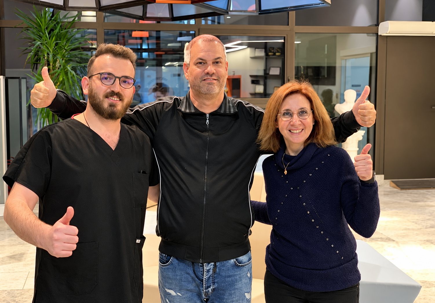 Golden Horn Clinic ekibi saç ekimi hastasıyla birlikte
